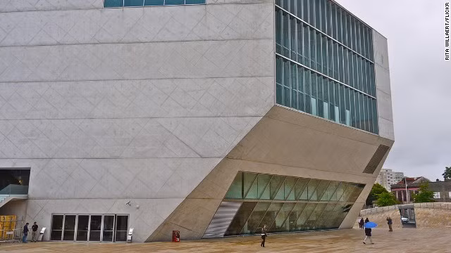 Casa da Música (Bồ Đào Nha): Tòa nhà 12 tầng Bồ Đào Nha này là công trình nghệ thuật được đầu tư với chi phí khủng và mang tầm cỡ quốc tế.