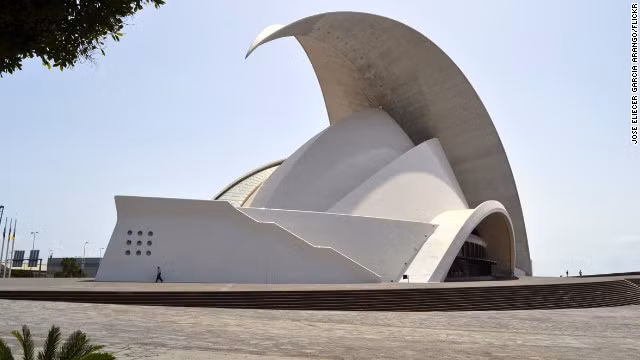 Nhà hát Auditorio de Tenerife Adán Martín (Tây Ban Nha): Auditorio de Tenerife Adán Martín là một nhà hát nằm trong Quần đảo Canaria, Tây Ban Nha với kiến trúc lạ kỳ của thế kỷ 20, từng là nơi thưởng ngoạn của Tổng thống Bill Clinton. Tòa nhà hiện đại này được coi là biểu tượng quan trọng nhất của Tây Ban Nha.