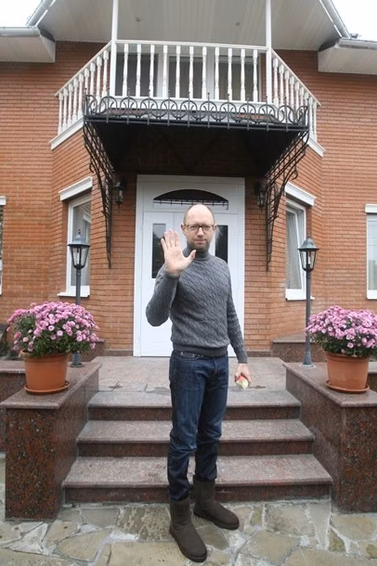 Tuy chỉ có hai tầng nhưng diện tích của dinh thự này vô cùng rộng lớn.