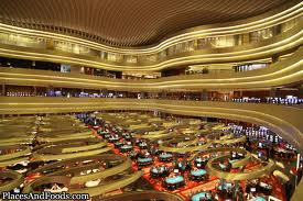 Tiếp giáp với Trung tâm mua sắm là các trung tâm hội nghị và triển lãm. Ấn tượng với du khách là phòng khiêu vũ có thể chứa đựng hơn 11.000 người và là phòng khiêu vũ lớn nhất trong khu vực Đông Nam Á. Trung tâm hội nghị chính có năm tầng với 250 phòng họp và 2.500 gian hàng triển lãm đa dạng các mặt hàng xa xỉ.