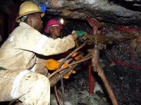 Những người thợ mỏ tại đây bị vi phạm nhân quyền và không có tiêu chuẩn lao động an toàn. Thêm vào đó là sự gia tăng về số lượng các địa chấn hầm mỏ và số lượng máy móc được sử dụng quá lớn làm cho tỷ lệ thợ tử vong tại mỏ vàng này tăng cao.