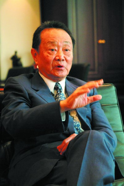  Robert Kuok: Là người giàu nhất Đông Nam Á theo xếp hạng của tạp chí Forbes 2014 với tổng tài sản 16 tỉ USD, tỉ phú Robert Kuok người Malaysia rất nhạy bén trong kinh doanh. Ông trùm bất động sản này cũng chính là người đã mua chiếc du thuyền đắt nhất thế giới với giá 4,8 tỉ USD.