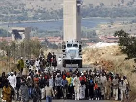 Tuy nhiên, công ty AngloGold Ashanti từng bị buộc tội là thu lợi nhuận từ việc lạm dụng và bóc lột sức lao động của người dân ở các nước Nam Phi đang phát triển.