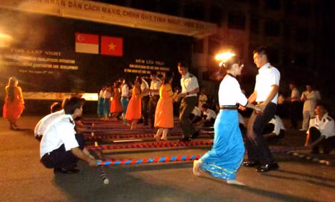 Các thành viên Đoàn Sĩ quan trẻ Quân đội Singapore giao lưu với sĩ quan trẻ, học viên Học viện Hải quân và Trường Sĩ quan Không quân.