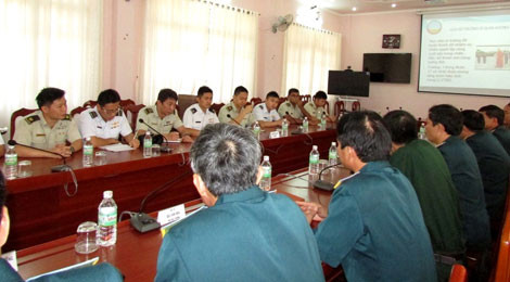 Sĩ quan trẻ Singapore giao lưu cán bộ, sĩ quan Việt Nam.