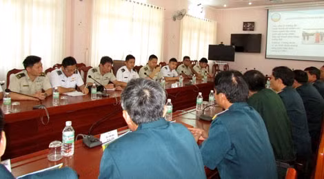 Sĩ quan trẻ Singapore giao lưu cán bộ, sĩ quan Việt Nam.