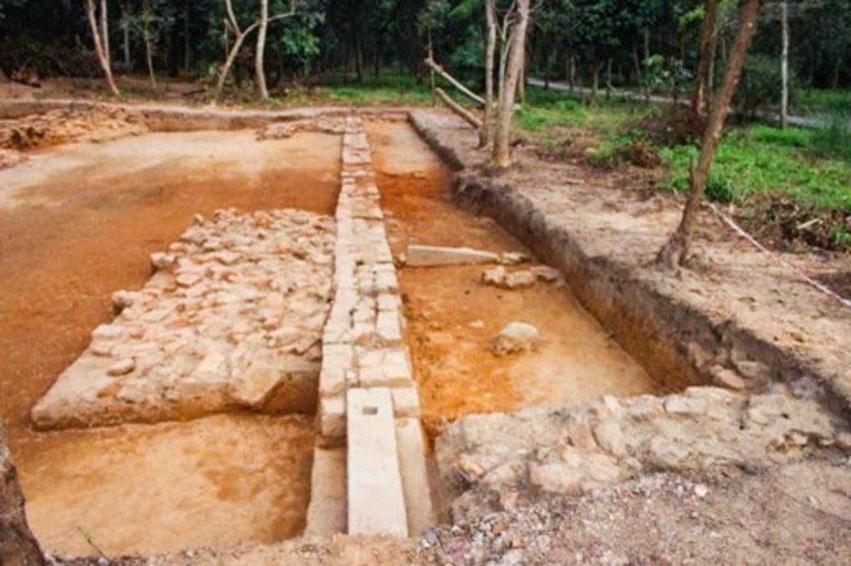 Cấu trúc cắt ngang con đường rộng phủ bì 9m gồm lòng đường và hai bức tường xếp gạch bo hai bên. Lòng đường rộng 7,9m, bề mặt bằng phẳng, cấu tạo từ cát sỏi và gạch vụn được đầm chặt, có độ dày từ 0,15-0,2m. Hai đoạn tường bao dạng tường thấp, được xếp từ các hàng gạch, tường rộng từ 0,5m ở phía chân đến 0,45m ở trên mặt. Con đường dẫn từ phía Đông tháp K hướng vào các khu tháp E, F ở sâu bên trong thung lũng Mỹ Sơn.(Ảnh: BQL Mỹ Sơn)