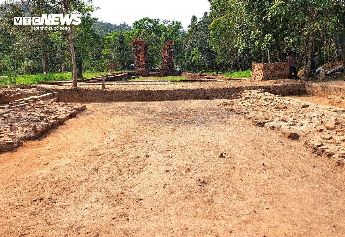 Trong khu vực khai quật đã làm xuất lộ rõ cấu trúc của một đoạn kiến trúc đường dẫn phía Đông tháp K dài 20m.