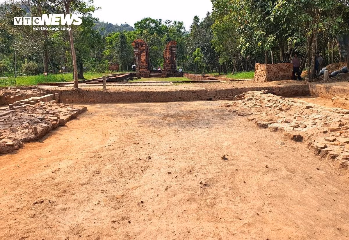 Trong khu vực khai quật đã làm xuất lộ rõ cấu trúc của một đoạn kiến trúc đường dẫn phía Đông tháp K dài 20m.