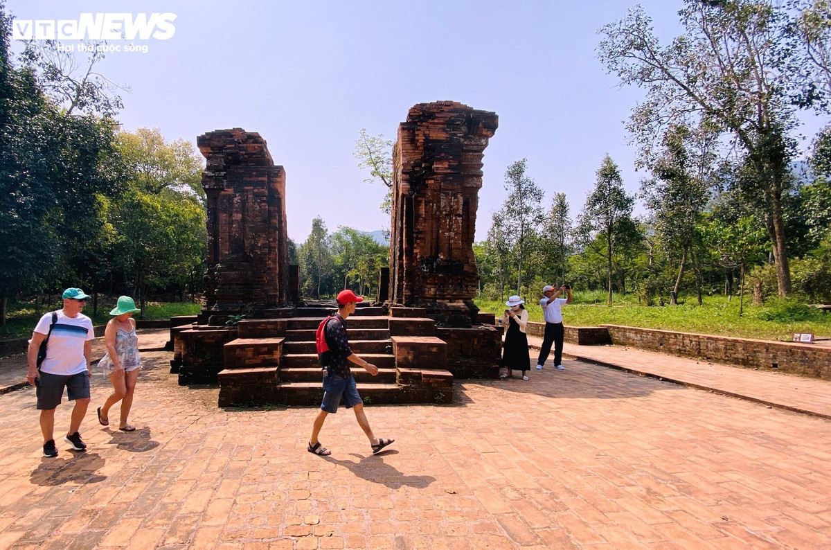 Theo kết quả thăm dò, khai quật, năm 2017 - 2018, trong quá trình tu bổ, tôn tạo tháp K, nhóm chuyên gia Ấn Độ tiếp tục ghi nhận tháp có hai cửa Đông và Tây. Ở phía Đông tháp K có hai đoạn tường bao của một con đường hướng về nhóm tháp E, F. Ngoài những hiện vật thuộc thành phần kiến trúc, còn có hai tượng sư tử trong tư thế đứng, khuôn mặt thể hiện nét hung dữ và nhiều hiện vật đất nung, gốm, sứ rất phong phú cùng sự đa dạng về hoa văn.