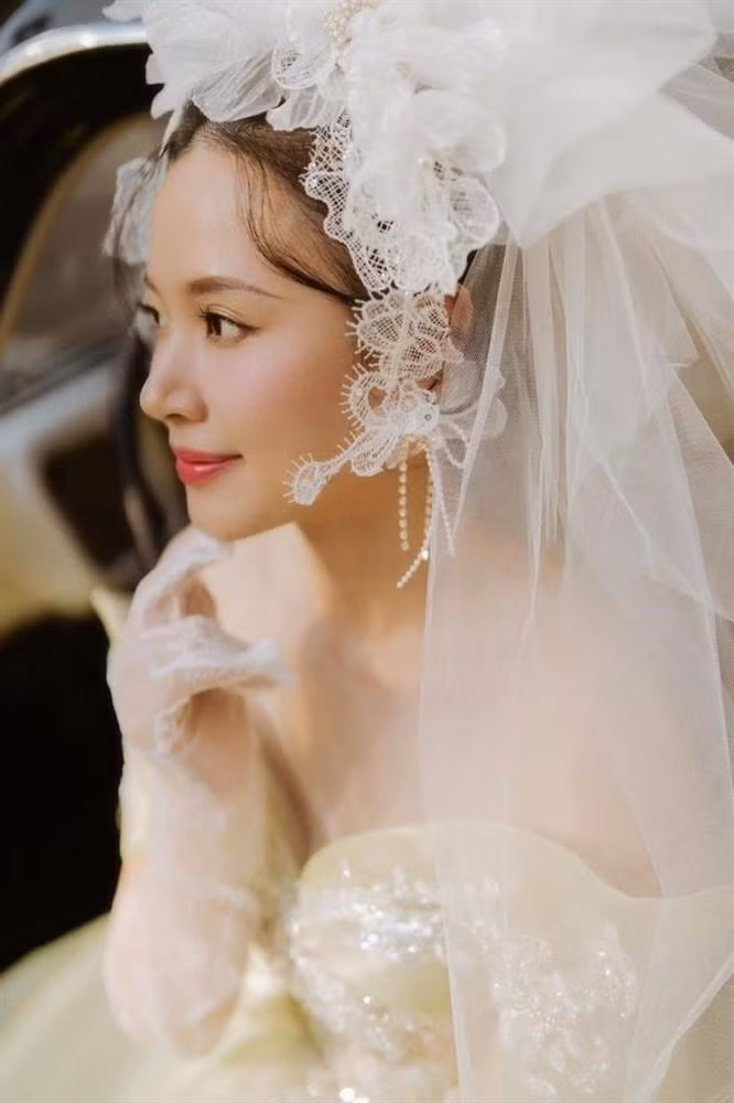 Được biết, Midu luôn kín tiếng về chuyện tình cảm. Dù được "đẩy thuyền" với nhiều nghệ sĩ nổi tiếng, Midu vẫn chưa từng công khai bạn trai hay mối quan hệ tình cảm nào.