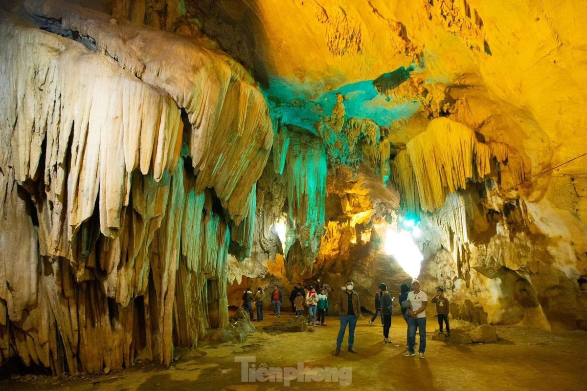 Trải qua hàng triệu năm kiến tạo của địa tầng tự nhiên đã tạo cho hang Bua một vẻ đẹp vô cùng kỳ vĩ và huyền bí. Hang Bua gắn với huyền sử dân gian của đồng bào Thái, trong đó có chuyện về những mối tình của chàng Khủn Tinh, một nhân vật anh hùng trong sử thi của người Thái bản địa.