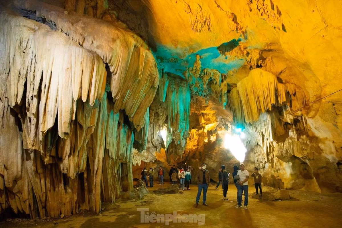 Trải qua hàng triệu năm kiến tạo của địa tầng tự nhiên đã tạo cho hang Bua một vẻ đẹp vô cùng kỳ vĩ và huyền bí. Hang Bua gắn với huyền sử dân gian của đồng bào Thái, trong đó có chuyện về những mối tình của chàng Khủn Tinh, một nhân vật anh hùng trong sử thi của người Thái bản địa.