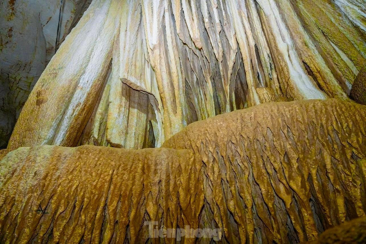 Lòng hang khá rộng, có nhiều măng đá, trụ đá, nhũ đá tạo nên những hình thù sống động. Các khối đá trong hang được thiên nhiên gọt dũa tạo thành những hình thù trừu tượng như ruộng bậc thang, bộ cồng chiêng, giường công chúa… hay những dụng cụ gắn liền với cuộc sống thời xưa của người Thái như dao, nỏ, liềm…