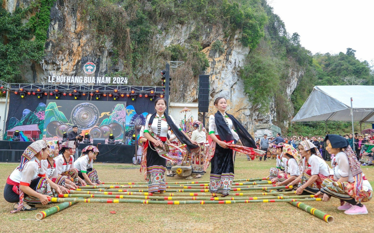 Với phong cảnh đẹp, nên thơ, trữ tình cùng những nét văn hóa đặc sắc, hang Bua đã được Bộ Văn hoá - Thông tin (nay là Bộ Văn hoá, Thể thao và Du lịch) xếp hạng là “Di tích lịch sử, danh lam thắng cảnh cấp quốc gia” năm 1997.