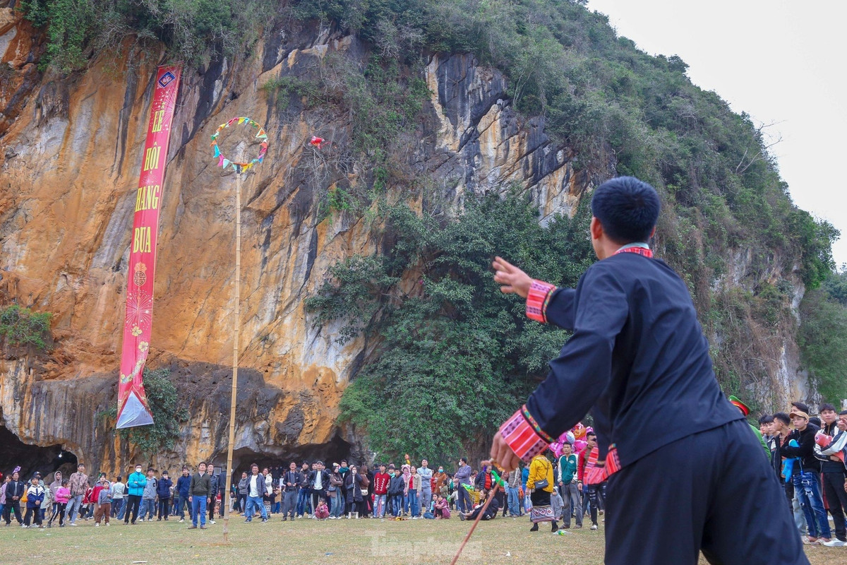 Phần lễ được tổ chức tại đền Chiêng Ngam và phần hội tổ chức tại Hang Bua. Ngoài phần thi thuê váy, văn hóa ẩm thực, trong lễ hội, có nhiều môn thể thao truyền thống được tổ chức thi đấu như đẩy gậy, ném còn, đánh bóng chuyền...