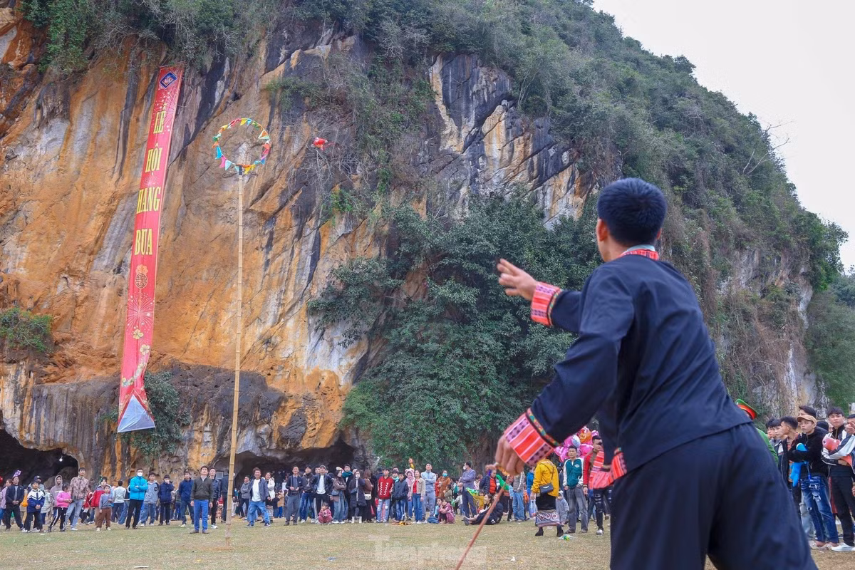 Phần lễ được tổ chức tại đền Chiêng Ngam và phần hội tổ chức tại Hang Bua. Ngoài phần thi thuê váy, văn hóa ẩm thực, trong lễ hội, có nhiều môn thể thao truyền thống được tổ chức thi đấu như đẩy gậy, ném còn, đánh bóng chuyền...