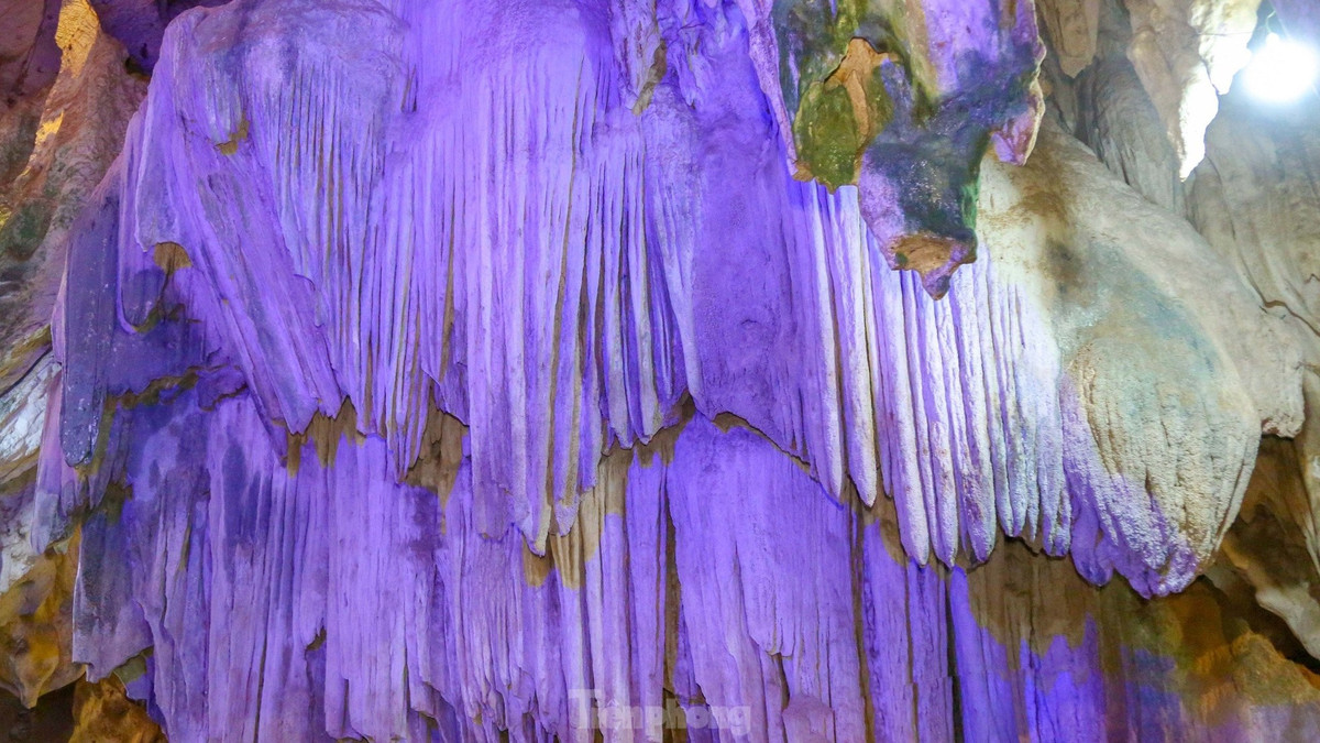 Những lớp thạch nhũ với nhiều hình thù phong phú, đa dạng, hết sức kỳ thú.