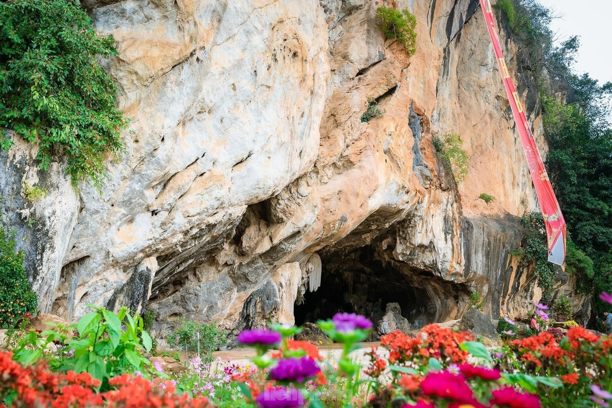 Hang Bua theo tiếng Thái là thẳm Bua được hình thành trên dãy núi đá vôi Phà Én thuộc bản Na Nhàng, xã Châu Tiến, huyện Quỳ Châu, cách thành phố Vinh 170 km về phía Tây Bắc.