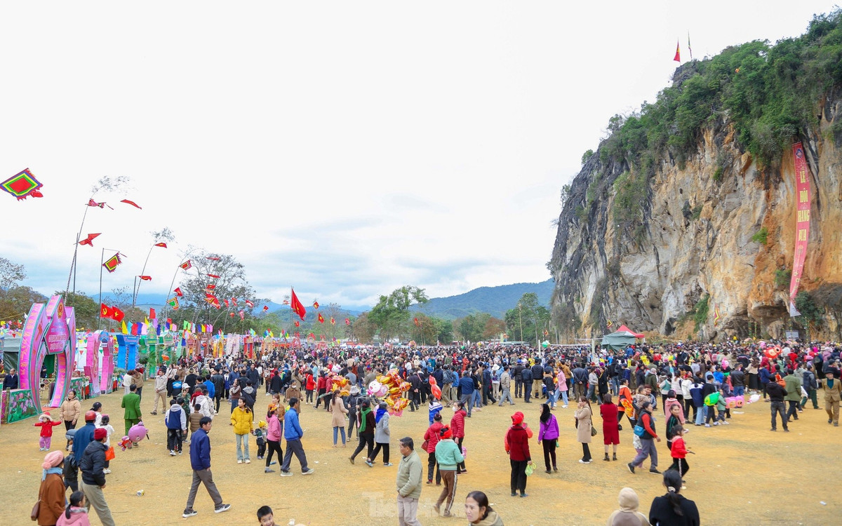 Lễ hội hang Bua được tổ chức từ ngày 20 - 22 tháng Giêng (âm lịch), thu hút hàng vạn người dân và du khách thập phương. Đây là lễ hội truyền thống của đồng bào các dân tộc huyện Quỳ Châu nói riêng và vùng Tây Bắc Nghệ An nói chung, nhằm tưởng nhớ công ơn những người có công khai bản lập mường.