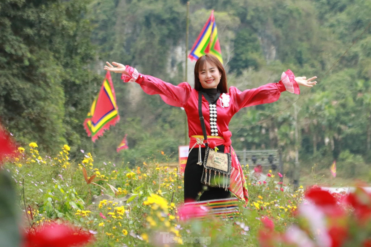 Để thu hút người dân và du khách thập phương về tham quan, chính quyền địa phương đặc biệt quan tâm tạo cảnh quan, trồng hoa trước khu vực hang Bua, tạo thành điểm check-in.