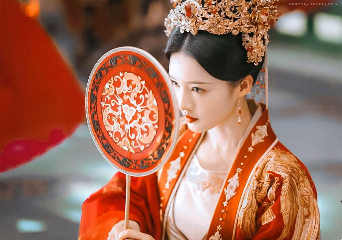 Hoang hau bi ham hai khi mang thai, hoang de tham sat ca gia toc-Hinh-2