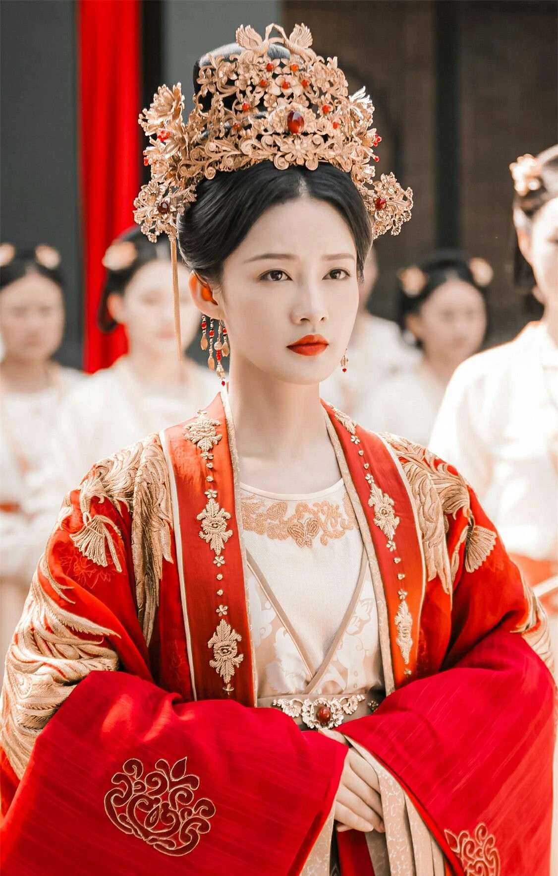 Hoang hau bi ham hai khi mang thai, hoang de tham sat ca gia toc