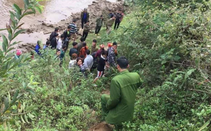 Cho tới một ngày cuối tháng 9/2015, không gian tĩnh mịch đó bỗng chốc bị phá vỡ bởi một vụ án mạng đặc biệt nghiêm trọng. Nhiều người còn nhớ, những ngày đó, xã Nam Dương thường xuyên xuất hiện những cơn mưa nặng hạt. Nước ở các con sông, khe suối dâng cao, chảy xiết, đường xá trơn trượt nên mọi người ít khi ra khỏi nhà. Chiều 26/9, tại con suối Mã Lâm, người dân địa phương kinh hãi khi phát hiện một phần thi thể người. Sau đó, nhiều bộ phận cơ thể tiếp tục được mọi người tìm thấy nằm rải rác dọc bờ suối. (Ảnh minh họa, nguồn internet)