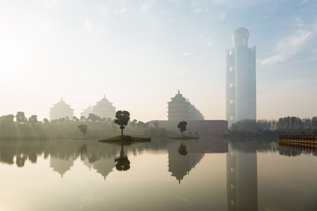 Biểu tượng sự thịnh vượng của Hoa Tây là khách sạn quốc tế 5 sao Long Wish, gồm 826 phòng với 16 phòng kiểu Tổng thống và 1 phòng Tổng thống "cấp vàng", được xây dựng ở khu vực trung tâm của làng. Ảnh: iStock.