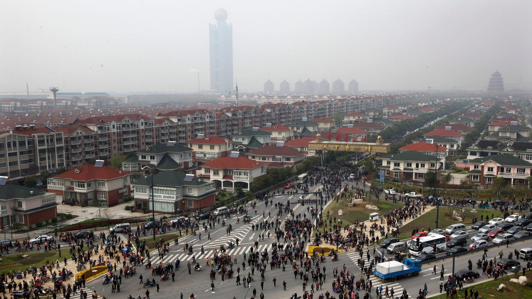 Dệt may cũng là ngành đóng góp nguồn thu lớn cho họ. Gần như tất cả phụ nữ trong Hoa Tây làm việc bên máy may. Có thời điểm, làng này sở hữu tới 80 nhà máy. Đến năm 2013, nơi này có khoảng 2.000 cư dân, hưởng các quyền lợi như ở trong biệt thự, sở hữu 2 siêu xe, được học hành, chăm sóc y tế và sử dụng dầu ăn miễn phí. Họ được cho là có tài khoản ngân hàng lên tới 250.000 USD. Đổi lại, người dân phải làm việc cật lực trong các khu công nghiệp. Nếu chọn rời đi, họ sẽ mất tất cả. Ảnh: Business Insider.