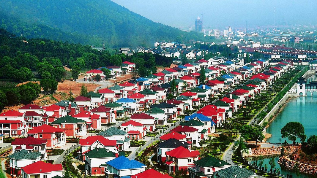 Thời gian đầu, các công trình sang trọng thu hút làn sóng khách du lịch nước ngoài. Nhưng sau đó, các thành phố du lịch mới dần dần phát triển, lượng khách du lịch ở làng Hoa Tây bắt đầu giảm mạnh trước áp lực cạnh tranh. Ngành du lịch được đầu tư lớn nhưng rơi vào tình cảnh thua lỗ. Ảnh: Xcitefun.