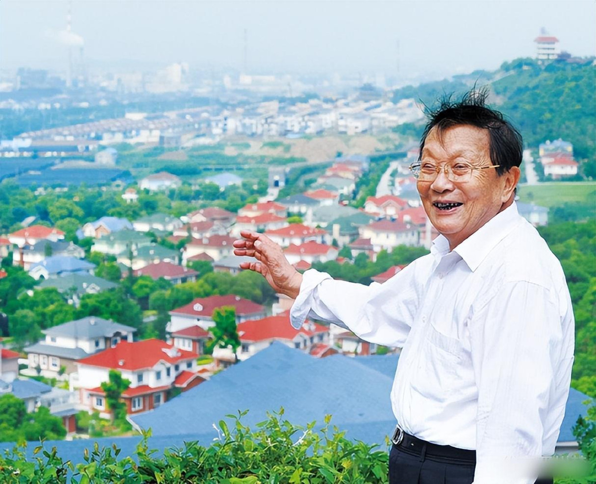 Nằm cách thành phố Thượng Hải chừng 2 giờ lái xe về hướng tây bắc, cố Bí thư Đảng ủy Hoa Tây, ông Wu Renbao là người có công đầu trong công cuộc xây dựng ngôi làng trở nên giàu có.