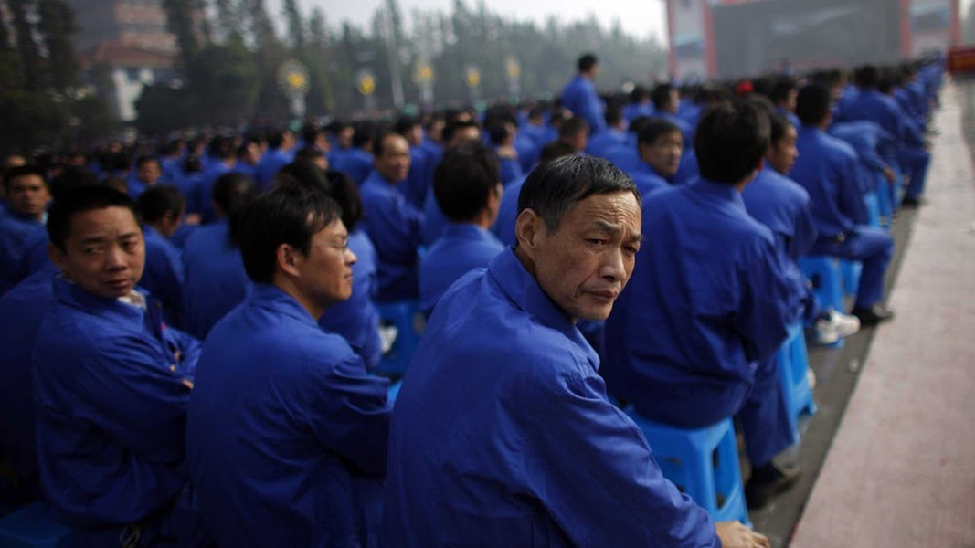 Vào năm 2010, làng Hoa Tây còn được chính quyền Trung Quốc trao danh hiệu "Ngôi làng số 1 về bình quân đầu người" khi thu nhập của họ đã vượt ngưỡng 10.000 USD. Đó cũng là thời điểm huy hoàng mà doanh thu của Tập đoàn Làng Hoa Tây vượt 50 tỷ nhân dân tệ. Ảnh: Business Insider.