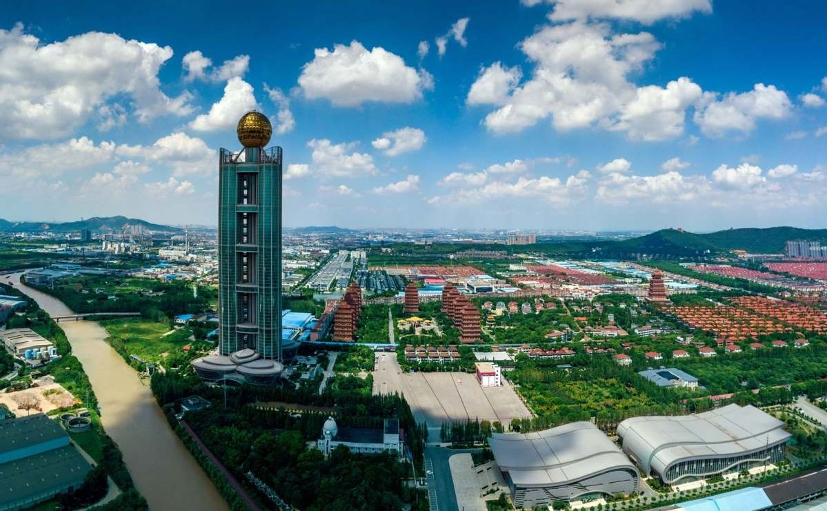 Dù không còn thịnh vượng như xưa nhưng nền tảng vẫn còn đó, nhiều người cho rằng, nếu duy trì qua được giai đoạn khó khăn, tìm ra hướng đi đổi mới kịp thời thì họ vẫn có thể phát triển trở lại. Đầu năm 2023, giới chức Hoa Tây thậm chí phải lên tiếng bác tin đồn phá sản, dù khối nợ lên đến 6 tỷ USD. Ảnh: China Daily.