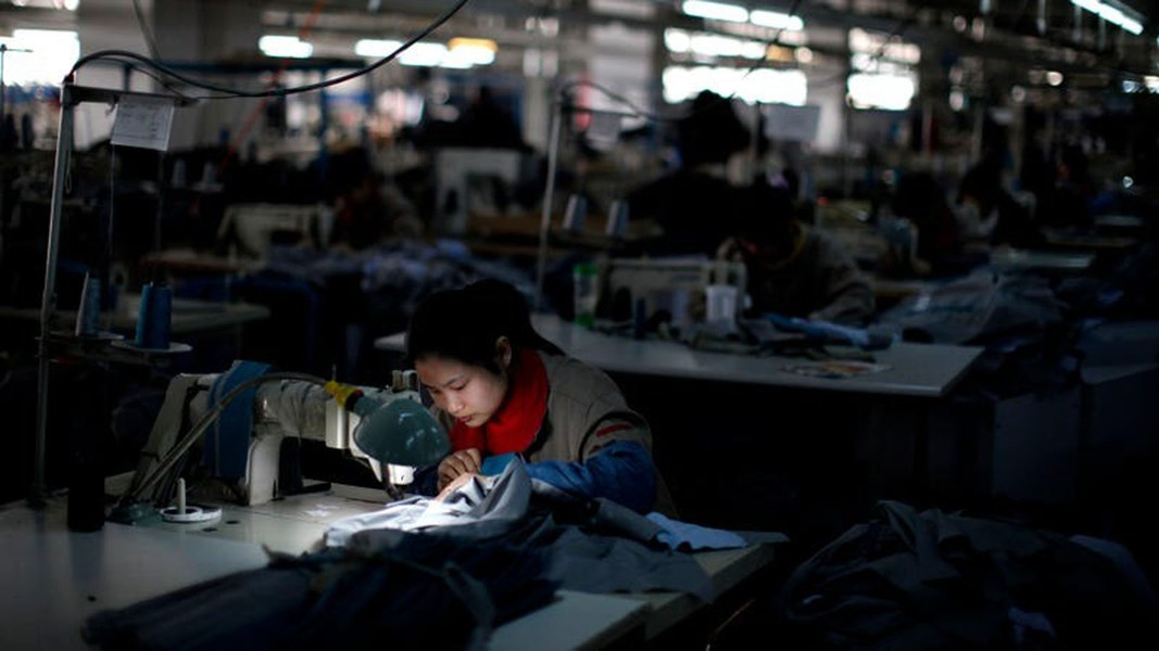 Wu cũng cấm đánh bạc, ma túy, không cho phép mở quán bar, cafe Internet hay karaoke. Năm 2013, khoảng một phần ba nguồn thu của làng này đến từ ngành sắt thép. Hoa Tây nhập khẩu nguyên liệu thô từ Ấn Độ và Brazil, sau đó xuất khẩu sản phẩm sang hơn 40 quốc gia khác. Ảnh: Business Insider.