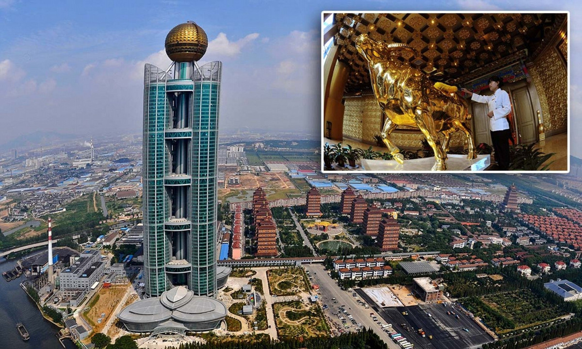 Ngoài ra ngôi làng còn chi ra 3 tỷ nhân dân tệ xây tòa nhà chọc trời 72 tầng của riêng mình vào năm 2011. Công trình ấn tượng thậm chí cao hơn tháp Eiffel ở Paris hơn 4 m, cao hơn 18 m so với tháp trung tâm London. Ảnh: Reuters