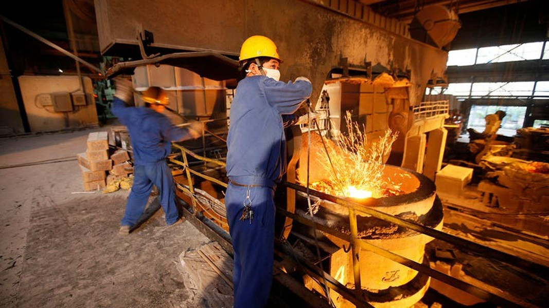 Business Insider cho biết vào thập niên 50, ngôi làng này chủ yếu làm nông nghiệp, với chỉ 600 cư dân và diện tích gần 1 km2. Nhưng sau khi Wu Renbao lên làm trưởng làng, Hoa Tây đã được cải tổ. Thập niên 80, tận dụng cơ hội khi Trung Quốc bắt đầu cải cách và mở cửa, ông Wu cho thành lập 12 doanh nghiệp trong làng, từ thép đến dệt may.