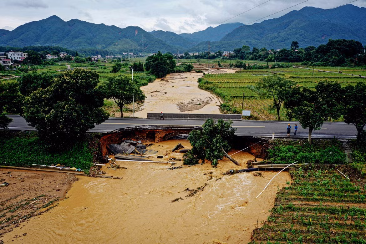 Tân Hoa Xã cho biết, hơn 66.000 người ở huyện Thượng Hàng, tỉnh Phúc Kiến, bị ảnh hưởng bởi thời tiết khắc nghiệt, cơ sở hạ tầng điện và thông tin liên lạc...vẫn chưa được khôi phục hoàn toàn. Chính quyền địa phương cảnh báo về khả năng xảy ra nhiều vụ lở đất hơn.