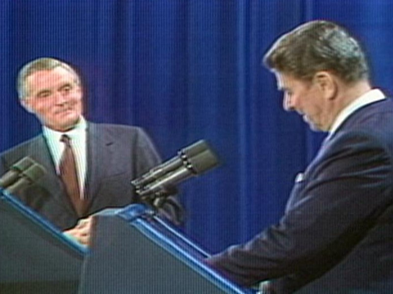 Câu châm biếm khiến khán giả bật cười, trong đó có ông Mondale. Nhưng đằng sau nụ cười đó, đối thủ biết rằng mình vừa thua Tổng thống Reagan trong cuộc tranh luận, và có lẽ cả cuộc bầu cử. Theo Stars Insider.