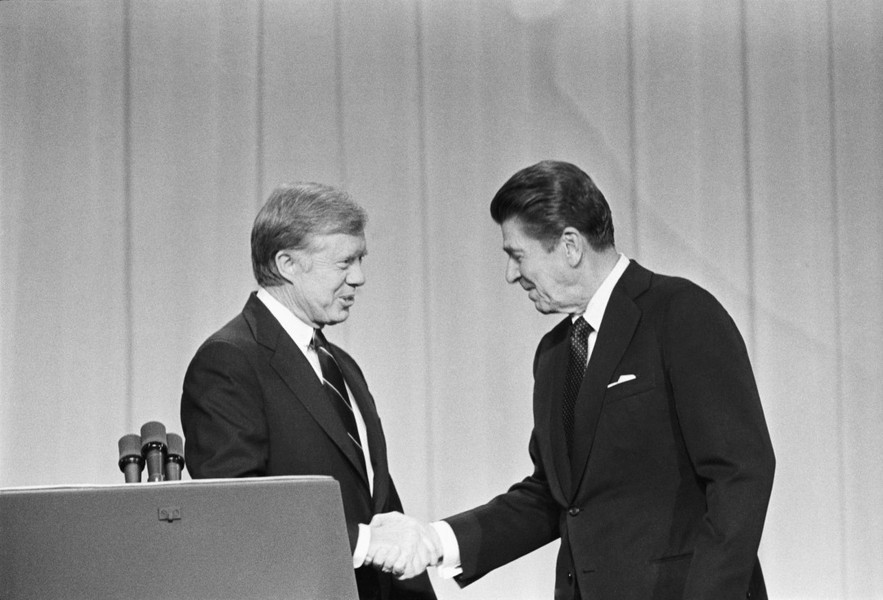 Năm 1980, người thách thức Tổng thống Jimmy Carter là đảng viên Đảng Cộng hòa Ronald Reagan. Ông Reagan với tài ăn nói khéo léo, hạ gục đối thủ bằng những câu ngắn gọn: “Ông có khá hơn 4 năm trước không?” và “Lại nữa rồi”. Theo Stars Insider.