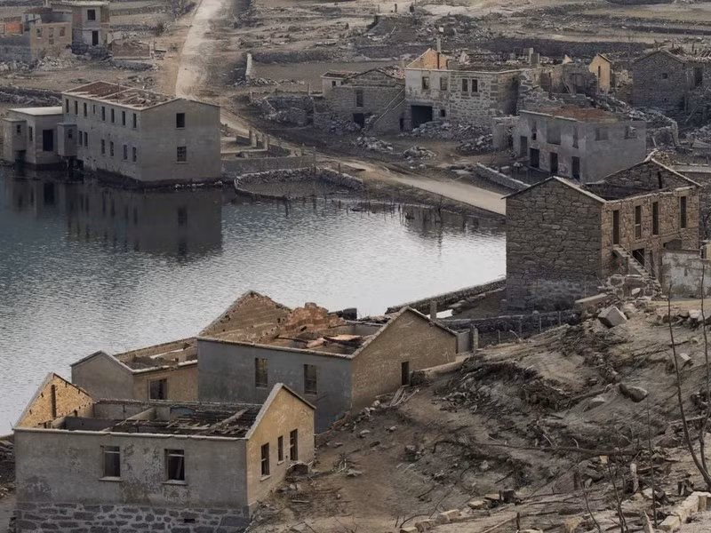 Ngỡ ngàng “ngôi làng ma” xuất hiện sau khi chìm dưới nước 30 năm - Hình 2 Ngo ngang “ngoi lang ma” xuat hien sau khi chim duoi nuoc 30 nam-Hinh-2