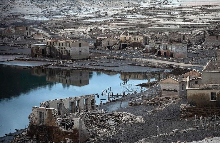 Ngôi làng dần chìm dưới hồ chứa nước, hiều người trong số họ nghĩ rằng sẽ không bao giờ được nhìn thấy ngôi làng một lần nữa.