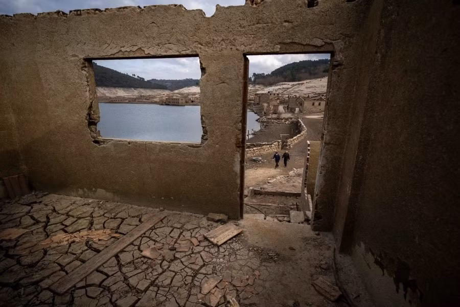 Với người từng gắn bó với làng, khi được nhìn lại cảnh vật cũ sau bao năm, đều không tránh khỏi những cảm xúc lẫn lộn.