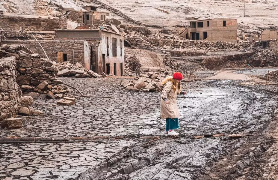 Du khách đã đổ xô tới làng để được chứng kiến tận mắt, kiểm tra cụ thể từng căn nhà từng "mất tích" suốt hơn 3 thập kỷ.