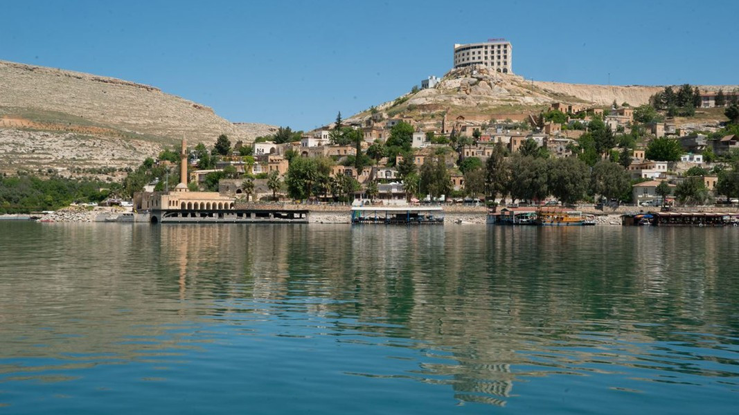 Vào cuối mùa xuân, khi thời tiết ấm lên, thị trấn này lại trở thành một địa điểm du lịch đông đúc. Theo Atlas Obscura/The Star.