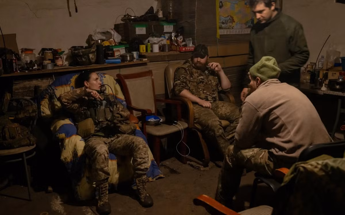 Can canh cac nu quan nhan Ukraine tren chien truong-Hinh-2