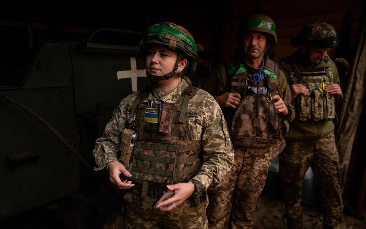 Olha Ostapchuk, 30 tuổi, đội trưởng đội quân y của Lữ đoàn 100 (Ukraine) ở tỉnh Lugansk. Trước khi nổ ra xung đột Nga - Ukraine, Ostapchuk là bác sĩ gia đình và là quân nhân dự bị.