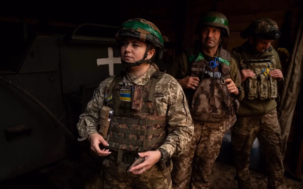 Olha Ostapchuk, 30 tuổi, đội trưởng đội quân y của Lữ đoàn 100 (Ukraine) ở tỉnh Lugansk. Trước khi nổ ra xung đột Nga - Ukraine, Ostapchuk là bác sĩ gia đình và là quân nhân dự bị.