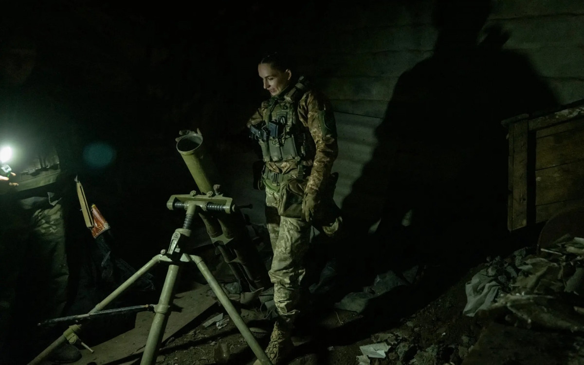 Những bức ảnh sau phản ánh các nữ quân nhân Ukraine trong xung đột vũ trang với Nga. Người trong hình là một cựu luật sư Ukraine. Chị sử dụng hô hiệu Witch trong quân đội Ukraine và chỉ huy một trung đội súng cối thuộc Lữ đoàn 241.