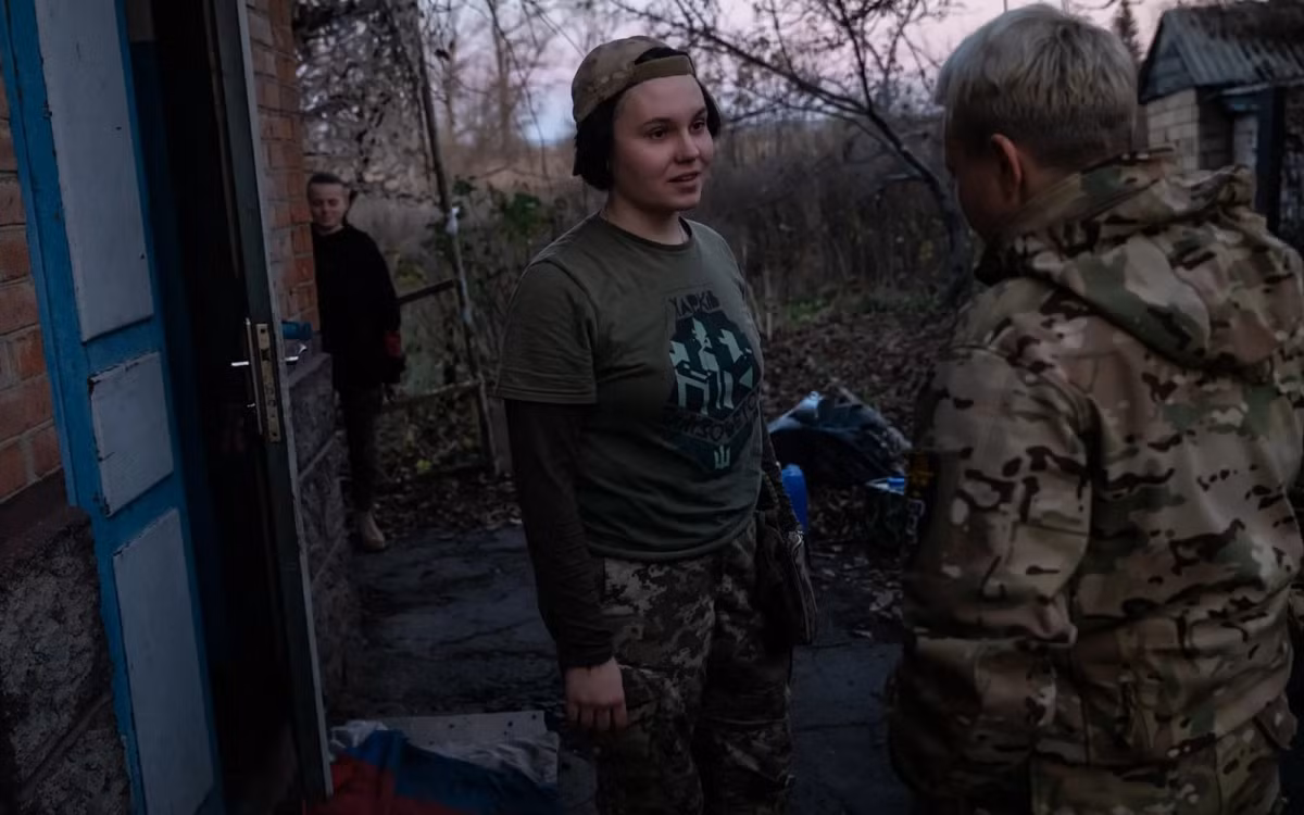 Foxy, 24 tuổi, từng làm nghề pha chế cà phê, cũng trở thành một xạ thủ và nhân viên y tế tại Tiểu đoàn 206, Lữ đoàn 214.